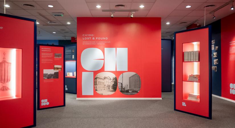 Látványos bécsi kiállítás tárja fel a valaha besúgók által vezetett intézet titkait