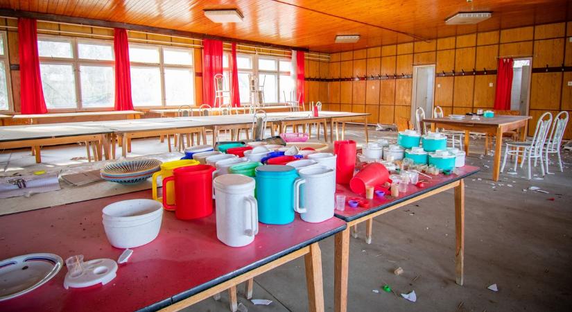 Színes műanyagkancsók az asztalon, befőttesüvegek a folyosón: mindent hátrahagyva tűntek el a menzáról az emberek