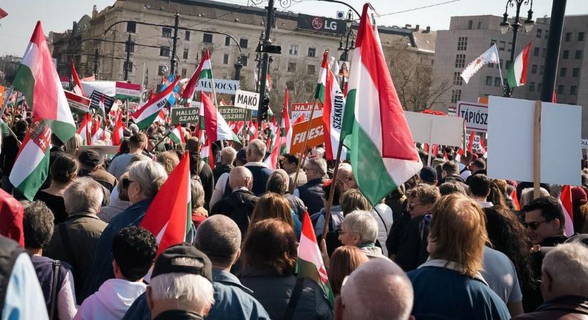 Czirbus Gábor képviselőjelölt a tömegből jelentkezett be