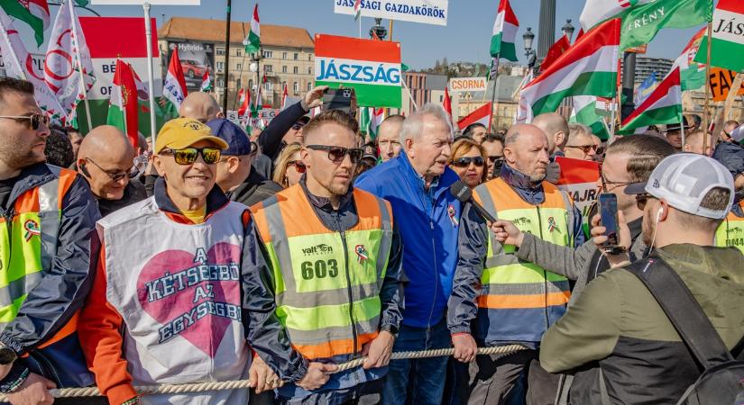 Aki a magyarokat akarja megtörni, korábban kell felkelnie (Képek a Békemenetről)