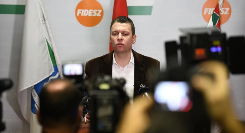 Menczer Tamás: Példátlan külső nyomás nehezedik Magyarországra