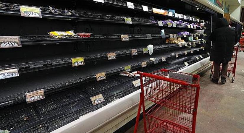 Túl nehéz az élelmiszerpiac, 300 szupermarkettől szabadul az áruházlánc