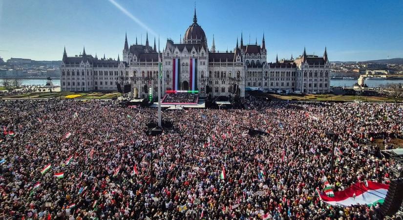 Soha nem látott tömeg ünnepelt Budapesten: kiderült, mennyien voltak a Kossuth téren (galéria)