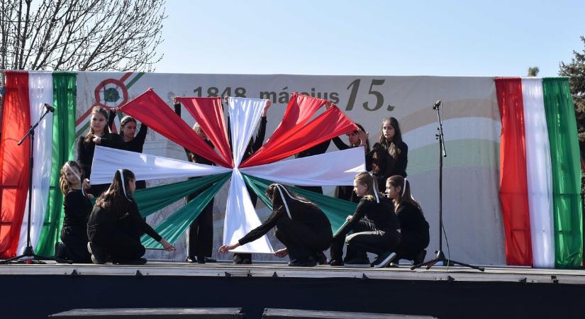 Megható műsorral és koszorúzással emlékeztek a hősökre Jászberényben – galériával