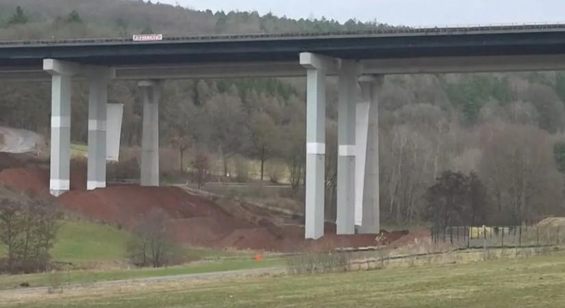 Hatalmas robbanással omlott össze a híd – videó