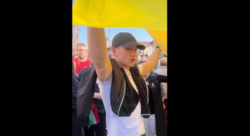 Agresszív ismeretlenek vittek egy ukrán zászlót a tiszás menetre