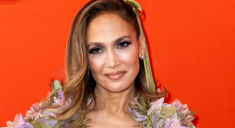 Izzasztó látvány: közelről mutatta meg hatalmas mellét Jennifer Lopez