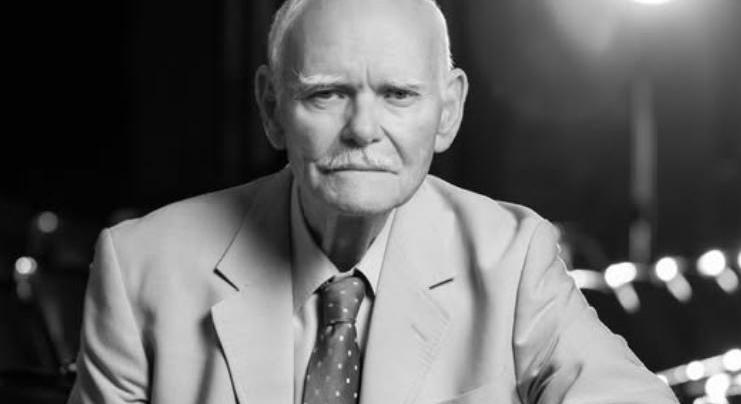 Meghalt a színészlegenda, fekete zászló leng a Madách Színházon