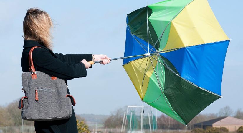 Elképesztő erővel tarolja le az országot a szél, és pontosan látni, hol vágja földhöz a vármegyéket a hidegfront