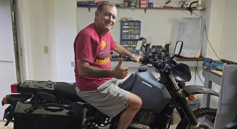 77 évesen, egy infarktus után motorozza körbe a világot