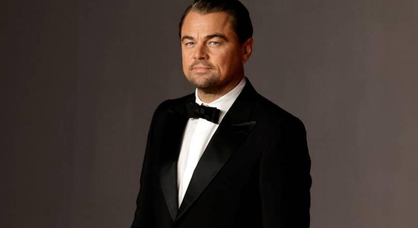 Leonardo DiCaprio pornóbajszot növesztett: meglepő külsővel lépett az Oscar-gála vörös szőnyegére
