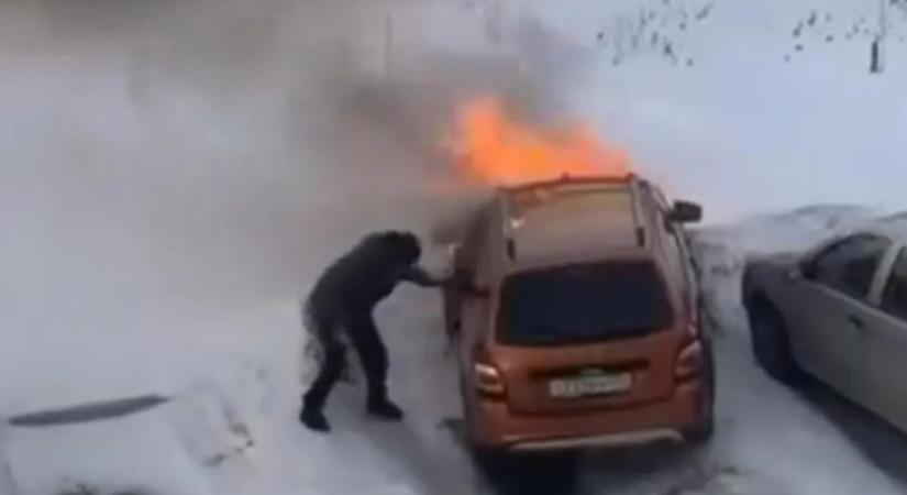 Drámai videó: hős gyalogos rángatta ki a sofőrt a lángoló autóból