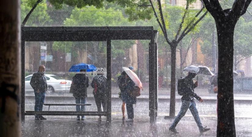 Mutatjuk, hol kell ma az esernyő!