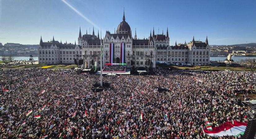 Történelmi Békemenet 2026: soha nem látott tömeg a Kossuth téren, a nemzet üzenete egyértelmű