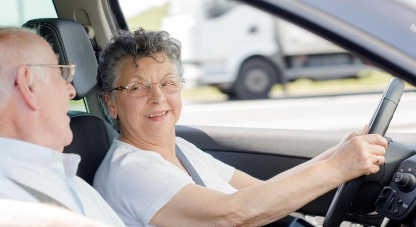 Időskori autóvezetés: meddig lesz érvényes a jogosítvány? – Mutatjuk!