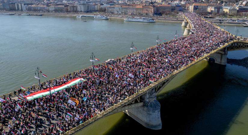 Így állt ki jobboldal mellett Karácsony Gergely testvére a Békemeneten (VIDEÓ)
