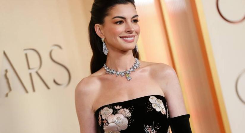 Anne Hathaway virágos estélyiben ragyogott az Oscar-gálán: íme a legszebb ruhák