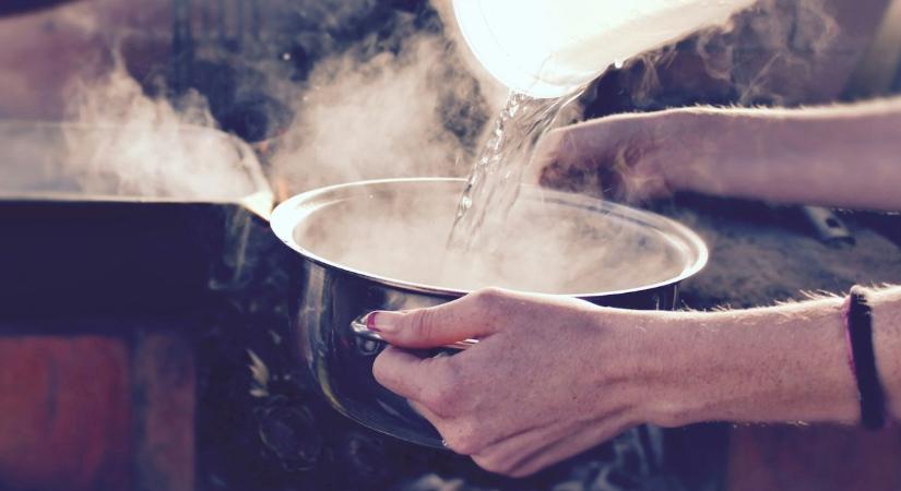 Mi történik a bélrendszereddel, ha minden reggel forró vizet iszol?