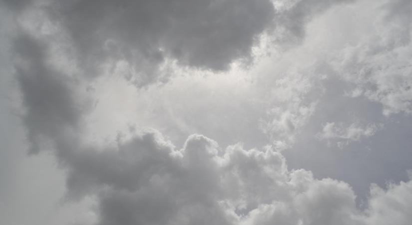 Felhő vonul az ország felé
