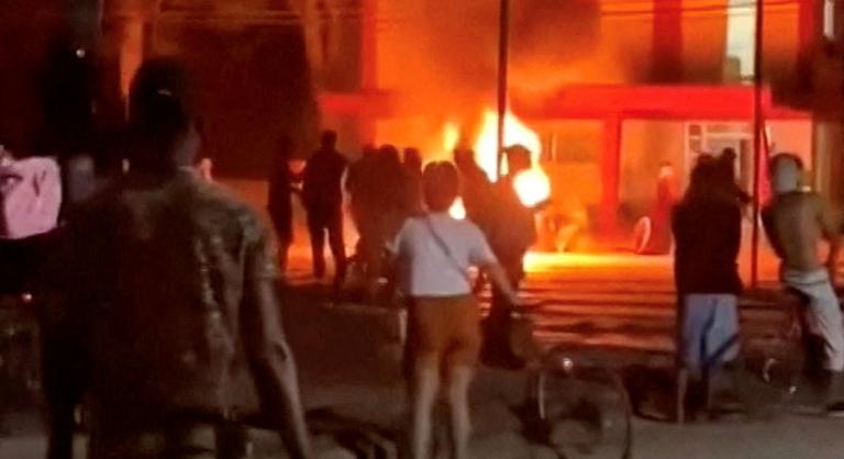 Roskadozik a kubai diktatúra, a tüntetők felgyújtották a kommunista párt székházát Morón városában