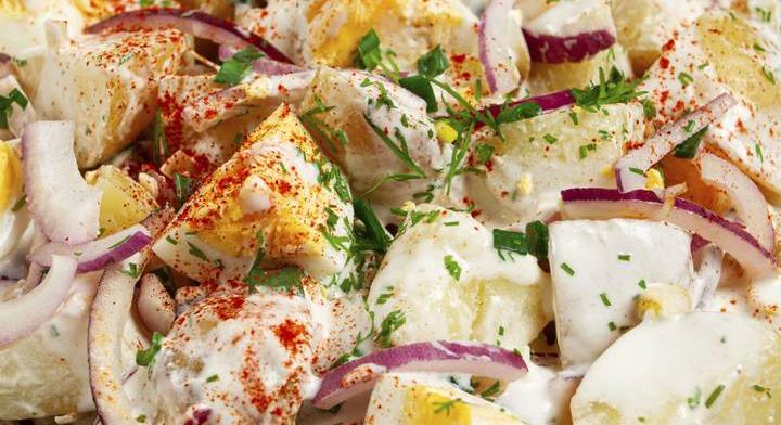 Majonézes krumplisaláta főtt tojással: a húsvéti asztalra kötelező