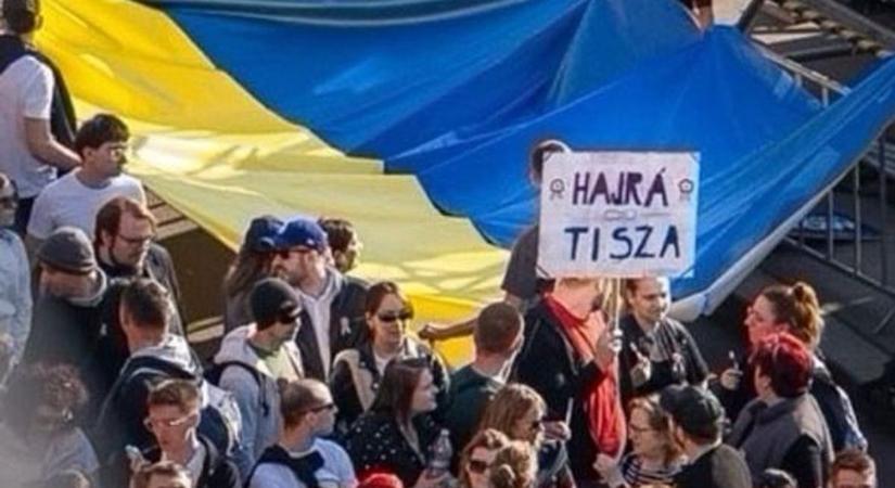 Ez a különbség a két tábor között: hatalmas ukrán zászlót feszítettek ki Magyar Péter rendezvényén