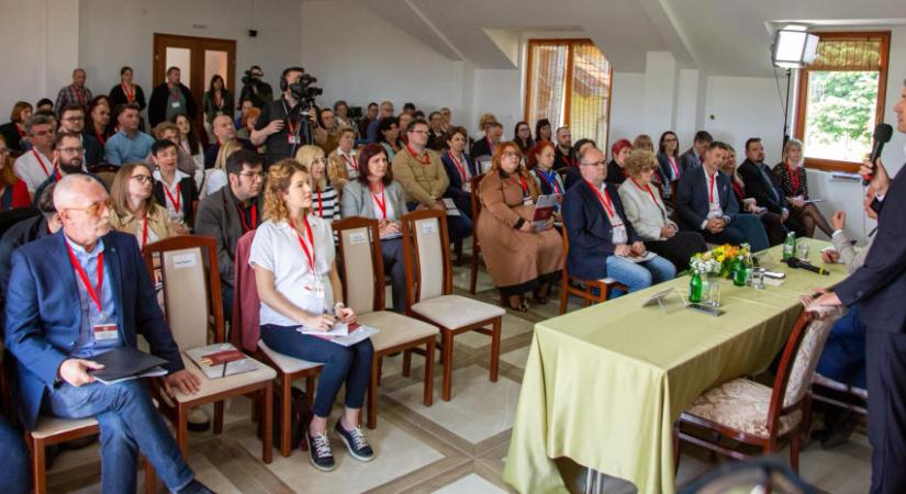 Óriási mozgósításba kezdett a VMSZ, lakossági fórumot tartanak a sportcsarnokban