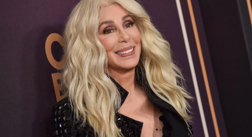 Cher hatalmas gyűrűvel sokkolta a fiát: Titokban tartotta a saját esküvőjét?