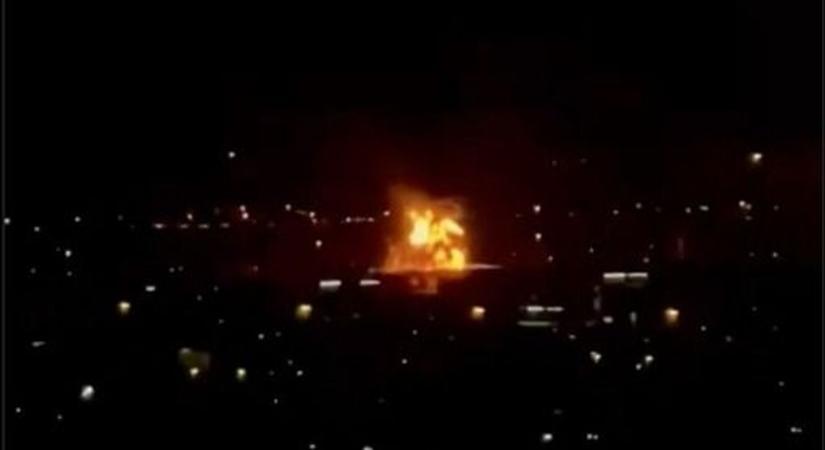 Lángok és káosz a dubaji reptérnél: drón csapódott egy üzemanyagraktárba, leállt a teljes légiközlekedés