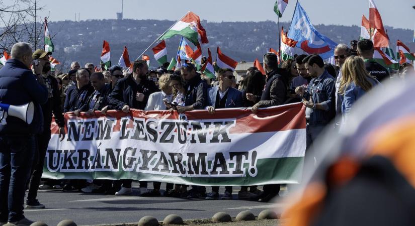 A békemenetelők sem veszik komolyan Orbán „bizonyítékait” arról, hogy a Tisza Pártot az ukránok irányítják – Videó