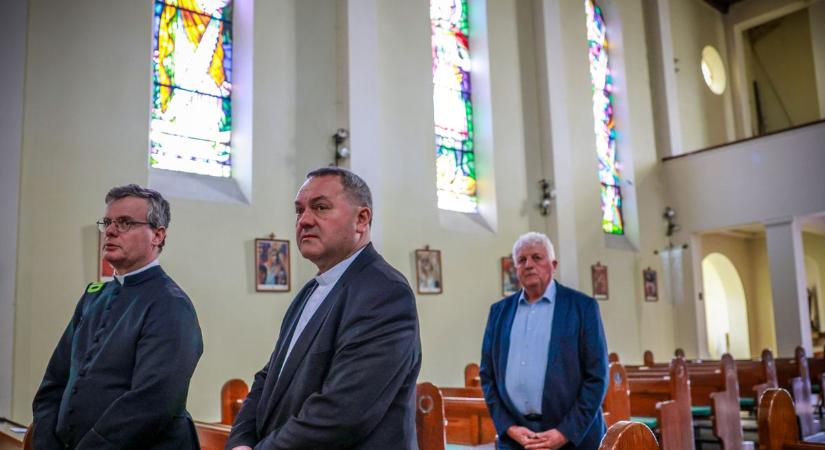 A felújításra szoruló templomot is megnézte Bogyiszlón a megyéspüspök