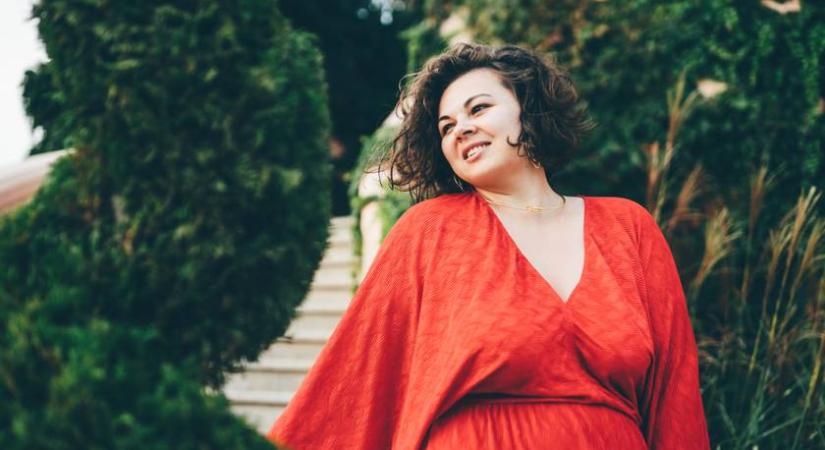 7 nőies, erősen karcsúsító egészruha moletteknek – Árakkal, lelőhelyekkel mutatjuk