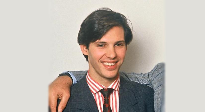 Kitalálod, hogy ez a jóképű pasi kinek a fia? Az apukája egy francia színészlegenda