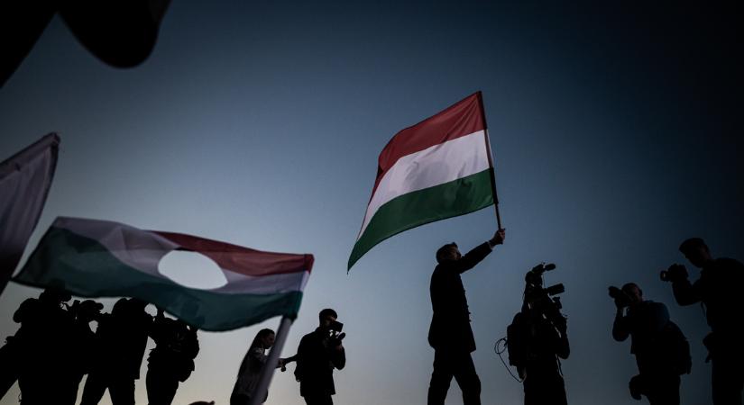 Politico: megverheti Orbán Viktort Magyar Péter, de kétharmad nélkül ez nem sokat ér