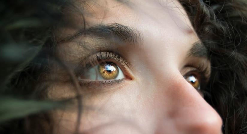 Apró pöttyöket látsz a szemed előtt? Ez lehet az oka