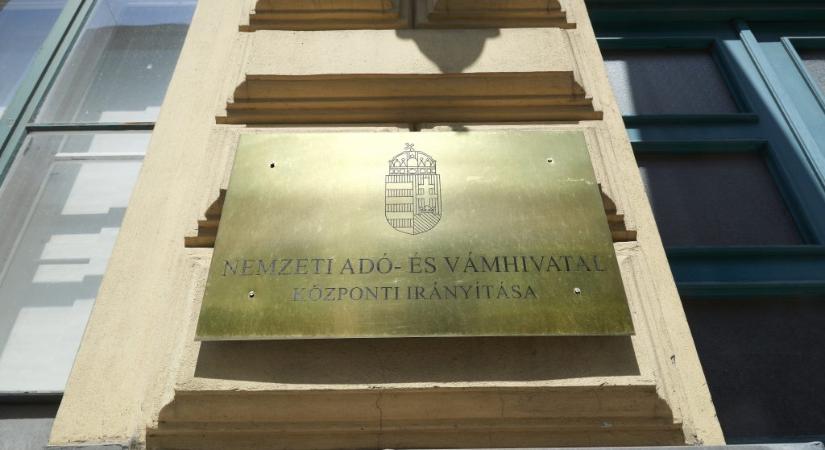 Adóbevallás: fontos határidőre figyelmeztet a NAV