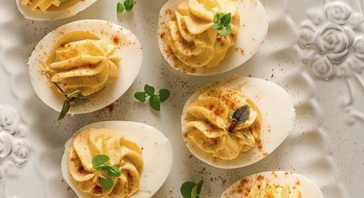 Krémes, házi hummusszal töltött tojás: húsvéti vendégváró másképp