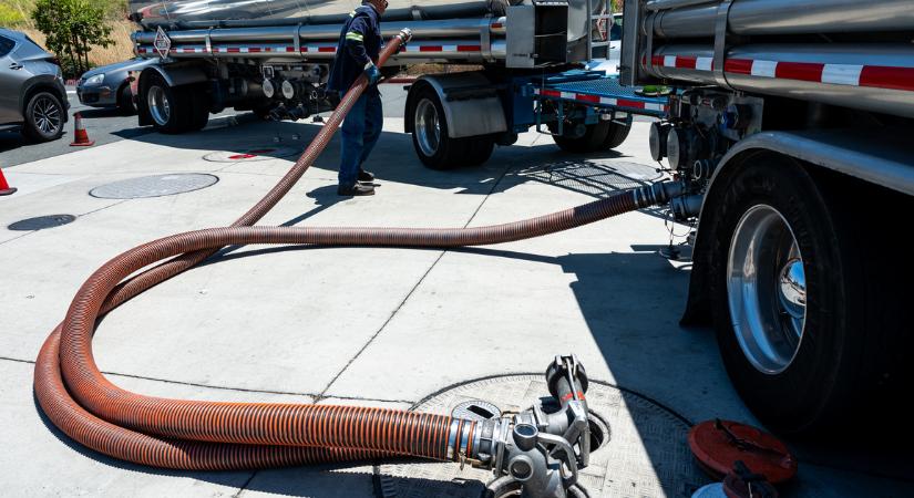 Tovább drágult az olaj, gyengén kezdte a hetet a forint