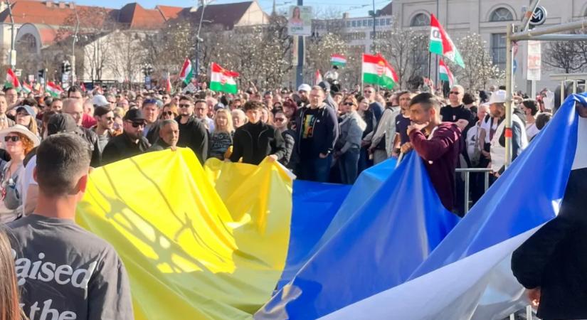 A kormányközeli sajtó azonnal ott volt a Tiszások között, hogy megörökítse az ukrán zászlót