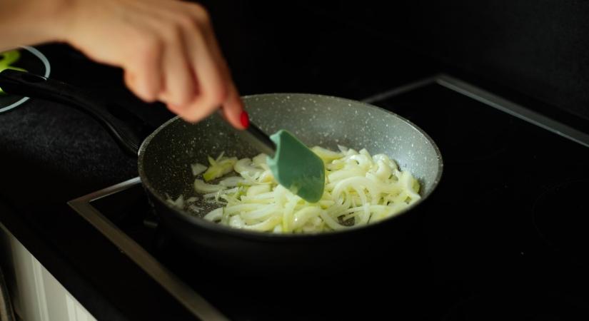 Ezt a hozzávalót add a hagymához dinszteléskor, hogy kevésbé legyen szagos a lakás