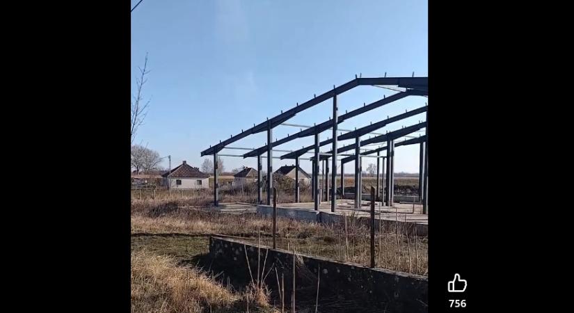 Hadházy Ákos és Tompos Márton egymás után találta meg azt a százmilliós hűtőházat, ami csak akkor hűt, ha hideg van