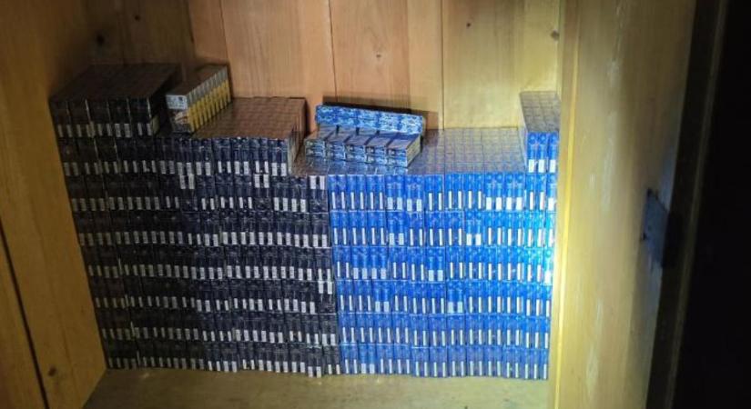 Zöldséget vitt a piacra, cigivel bukott le: csaknem kétezer doboz illegális dohányt találtak egy nyári konyhában – videóval