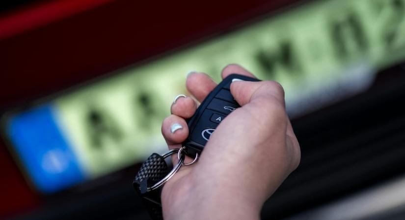 Több tízezer plug-in hibrid veszíti el a zöld rendszámot