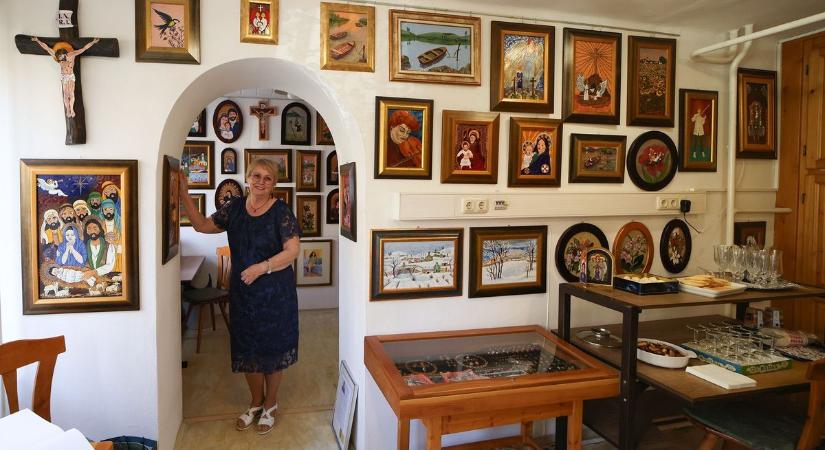 Elképesztő tárlat – a zománcműves alkotásai állandó helyre költöztek (képgalériával)