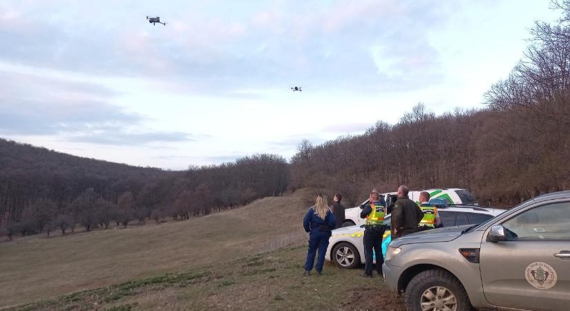 Hőkamerás drónnal ellenőrzik az embereket ebben a hazai erdőben