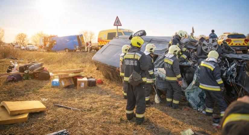 Brutális baleset Villány térségében: kisbusz hajtott be egy munkaterületre, 10-en megsérültek, többen súlyosan