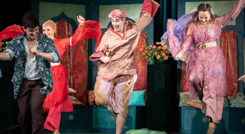 Ahol a színház házhoz jön – így pezsdíti fel a kulturális életet a Déryné Program Mátraderecskén