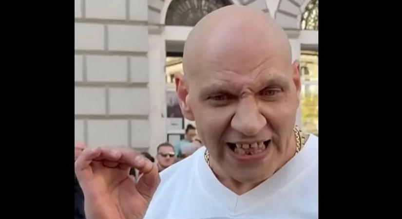 Kigyúrt, kopasz tiszás akart megverni egy riportert