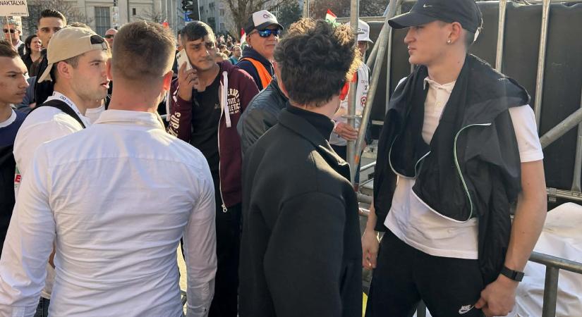 Tervezett provokáció lehetett az ukrán zászló a Tisza menetén