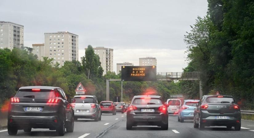Botrány a franciáknál: akár egymillió autó is illegálisan közlekedik az utakon